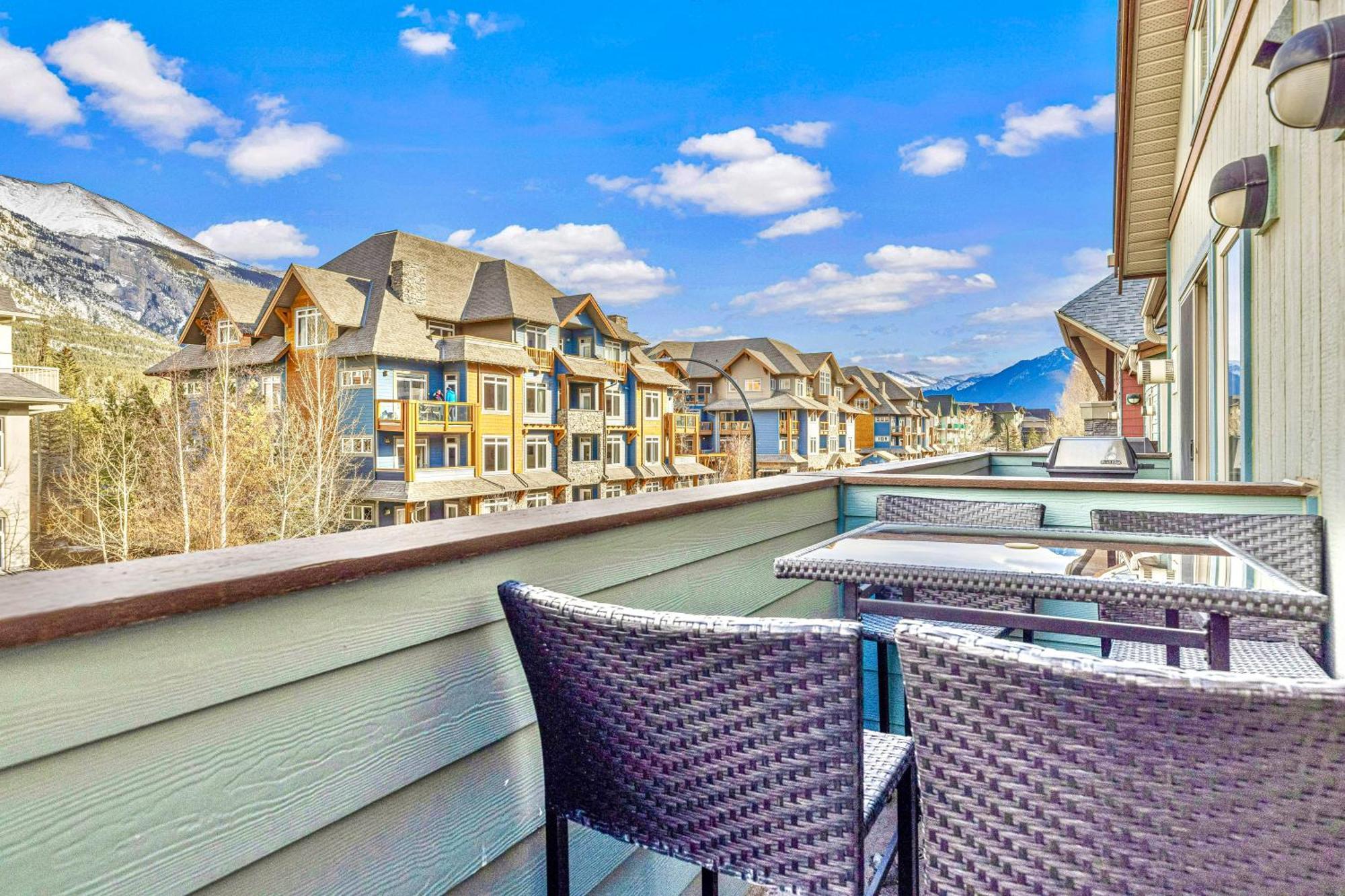 Canmore Mountain View Loft Apartment Heated Outdoor Pool Eksteriør bilde