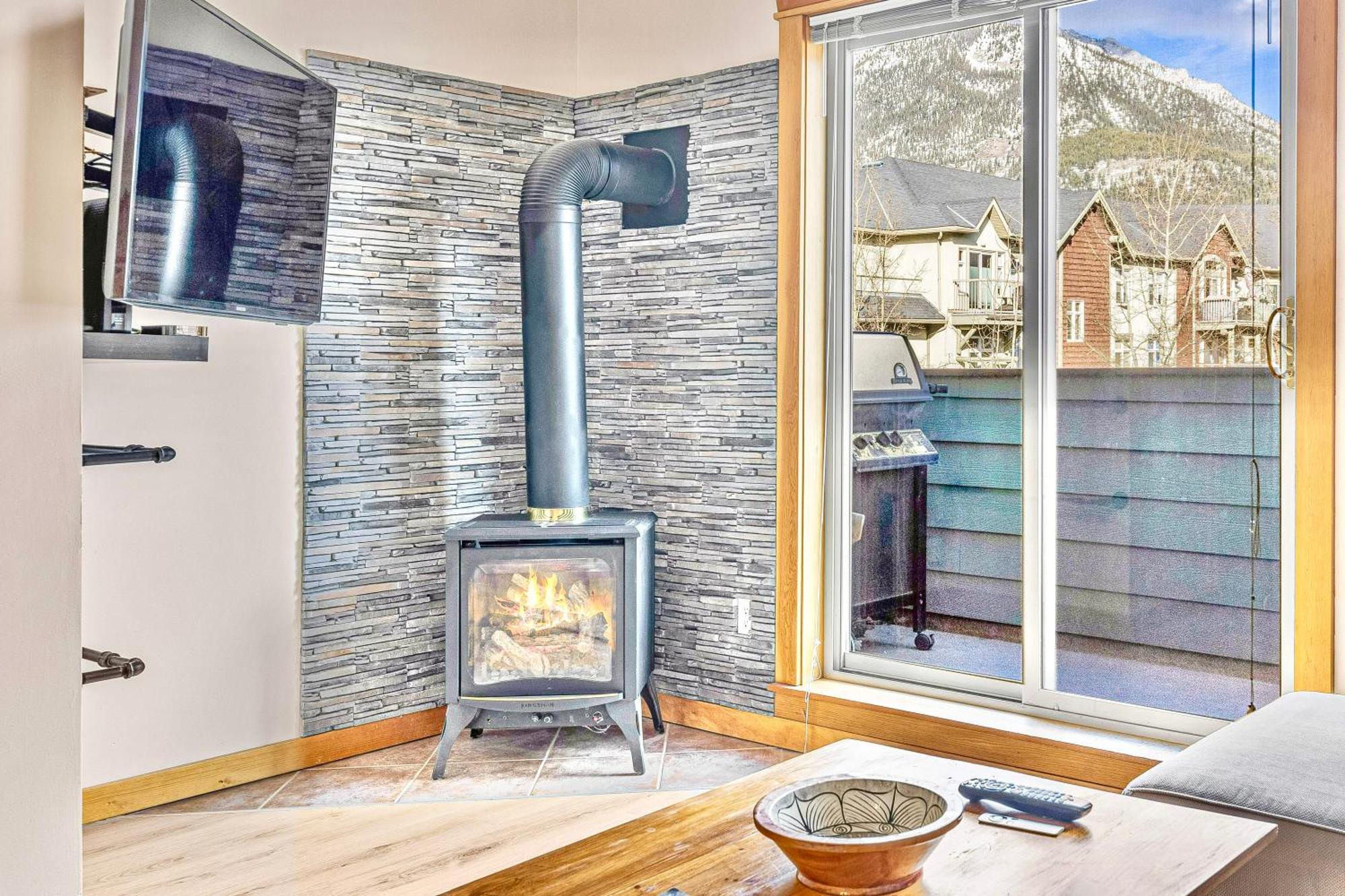 Canmore Mountain View Loft Apartment Heated Outdoor Pool Eksteriør bilde