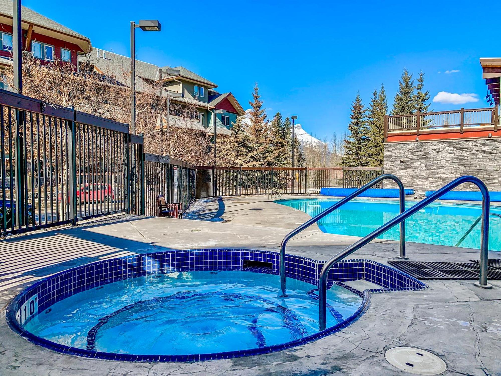 Canmore Mountain View Loft Apartment Heated Outdoor Pool Eksteriør bilde