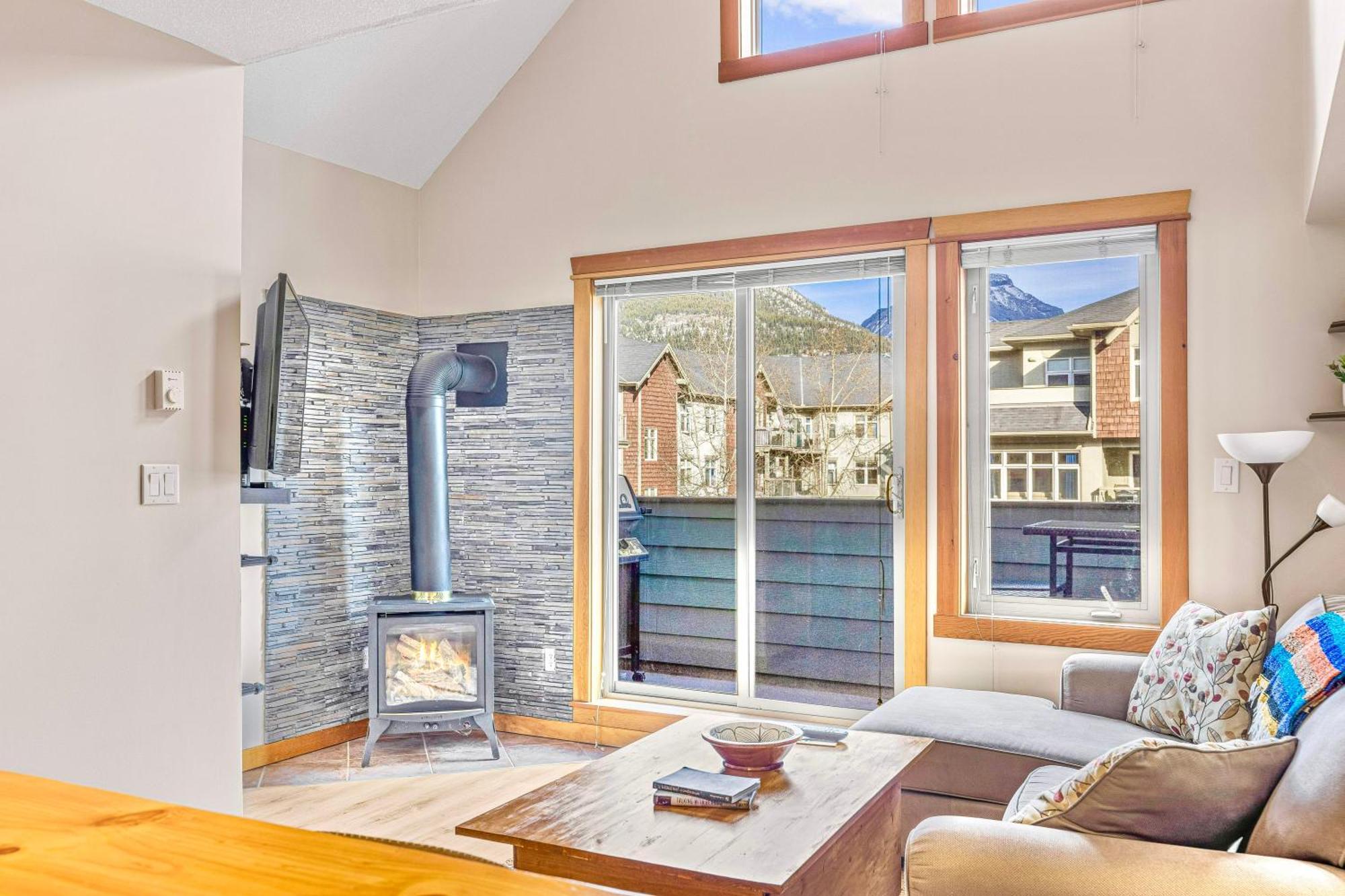 Canmore Mountain View Loft Apartment Heated Outdoor Pool Eksteriør bilde