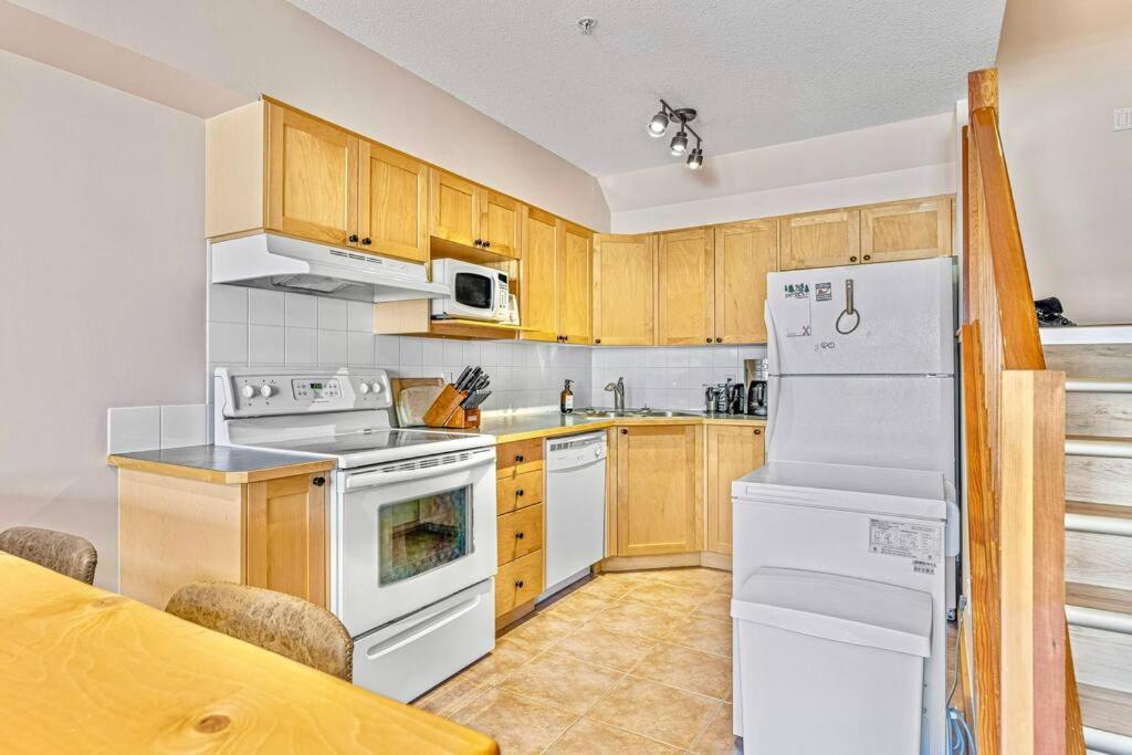 Canmore Mountain View Loft Apartment Heated Outdoor Pool Eksteriør bilde