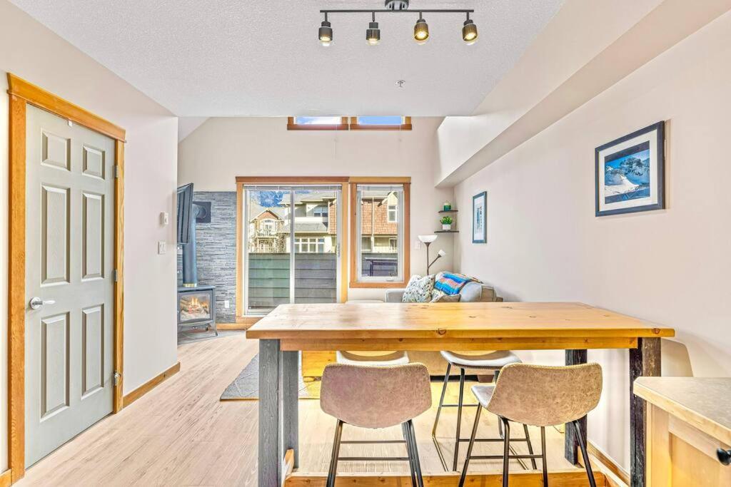 Canmore Mountain View Loft Apartment Heated Outdoor Pool Eksteriør bilde