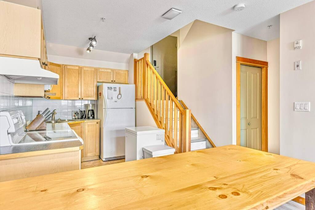 Canmore Mountain View Loft Apartment Heated Outdoor Pool Eksteriør bilde